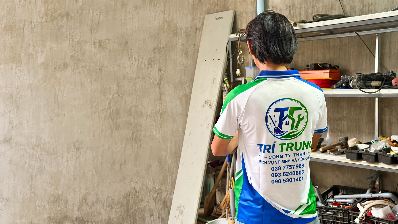 Nhân viên Trí Trung trong đồng phục tại khu vực làm việc